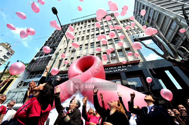 Realizaron suelta de globos y jornada de concientización sobre el cáncer de mama